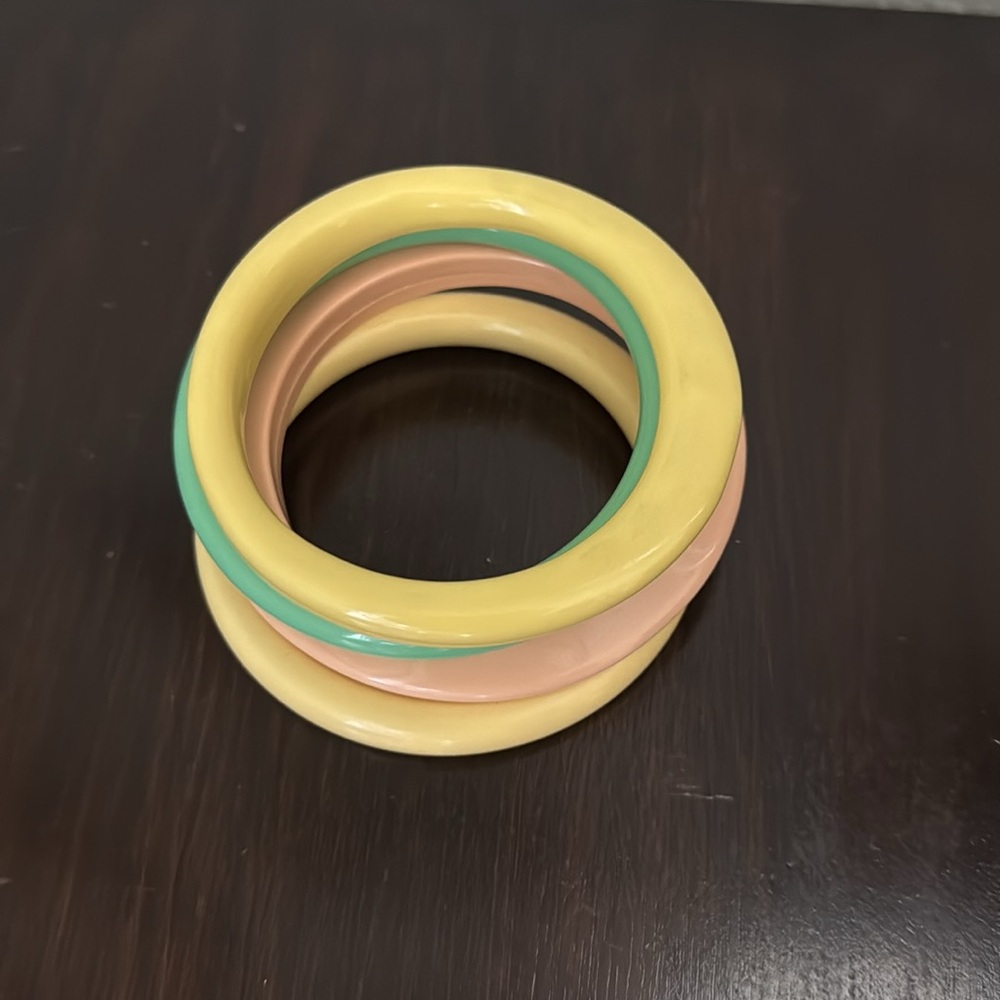 LOT FOUR VINTAGE PASTEL FLYING SAUCER LUCITE BANGLE BRACELETS MID-CENTURY - Picture 2 of 3